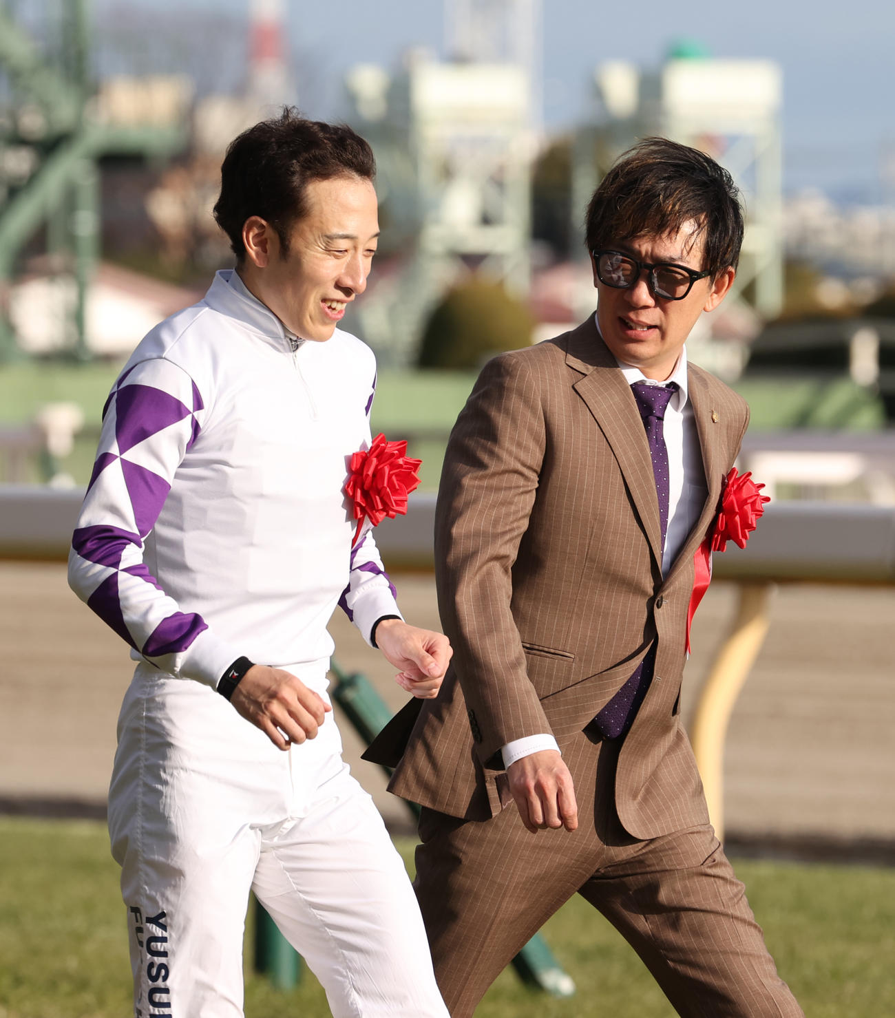 フェブラリーSを制したペプチドナイルと藤岡佑騎手（左）、武英調教師は表彰式に向かう（撮影・柴田隆二）