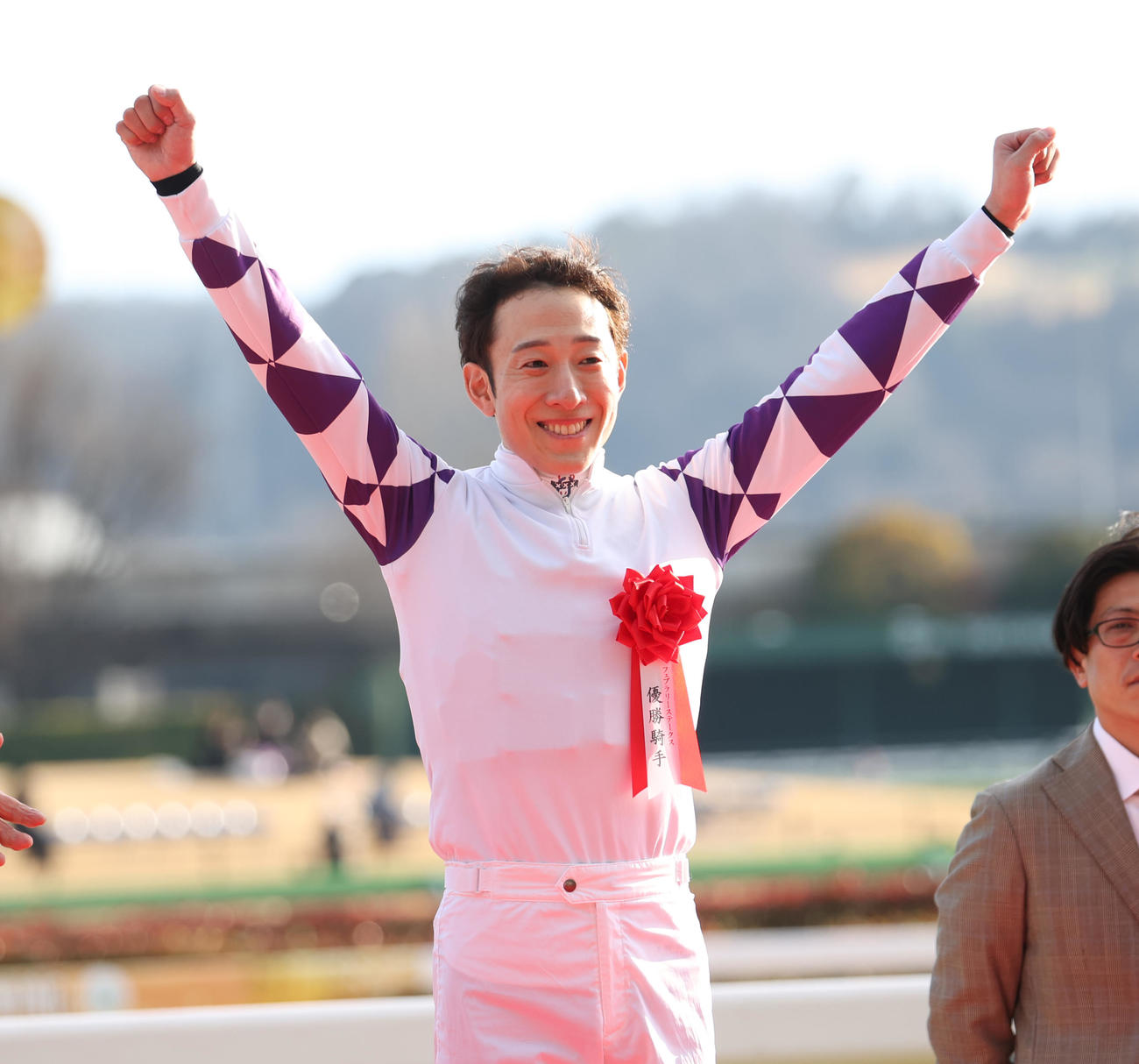 フェブラリーSを制したペプチドナイルの藤岡佑騎手はガッツポーズする（撮影・柴田隆二）