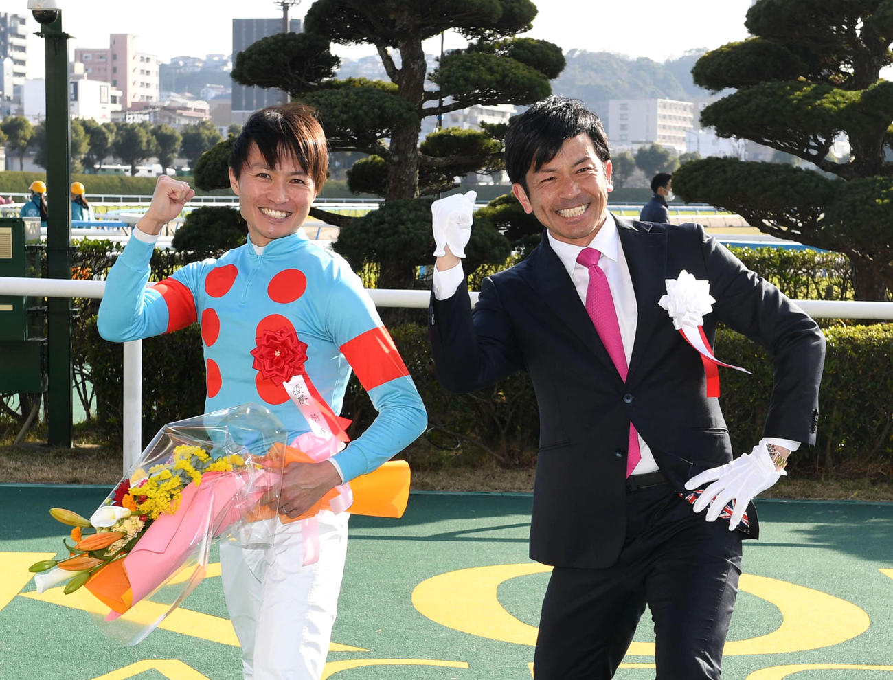 エピファニーで小倉大賞典を制した杉原騎手（左）は松田宣浩氏と熱男ポーズ（撮影・前岡正明）