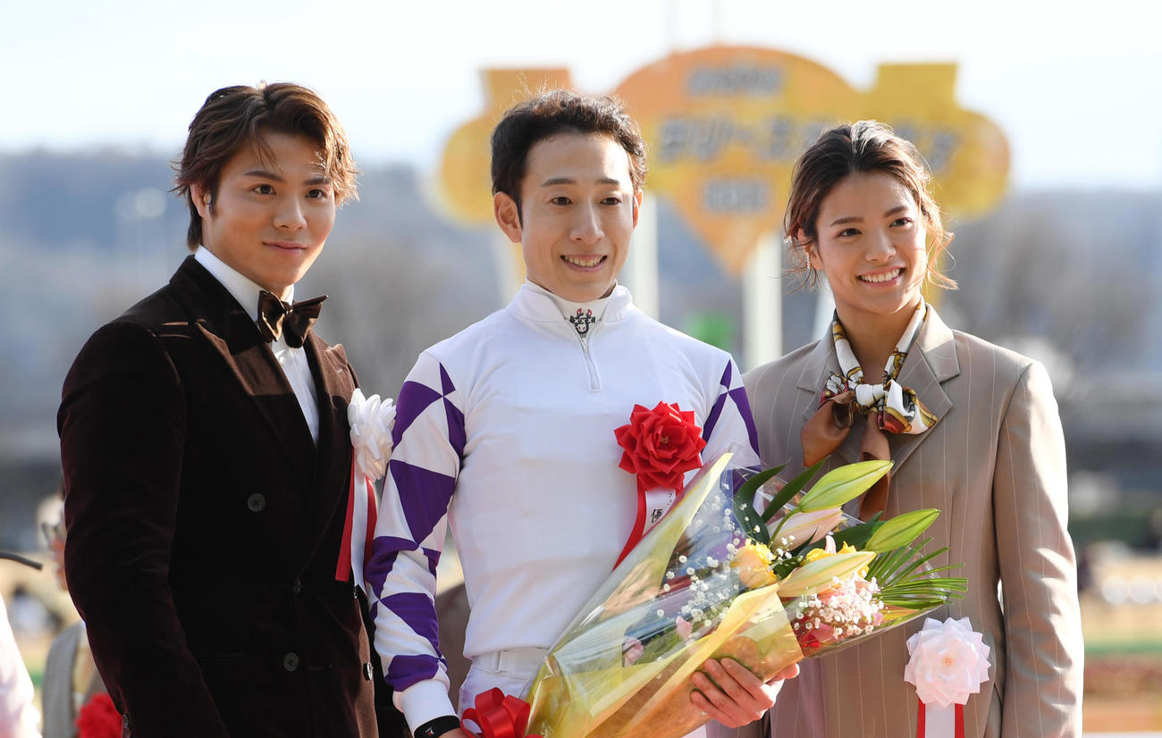 藤岡佑騎手（中央）はプレゼンターを務めた柔道の阿部一二三、阿部詩兄妹と記念撮影に納まる
