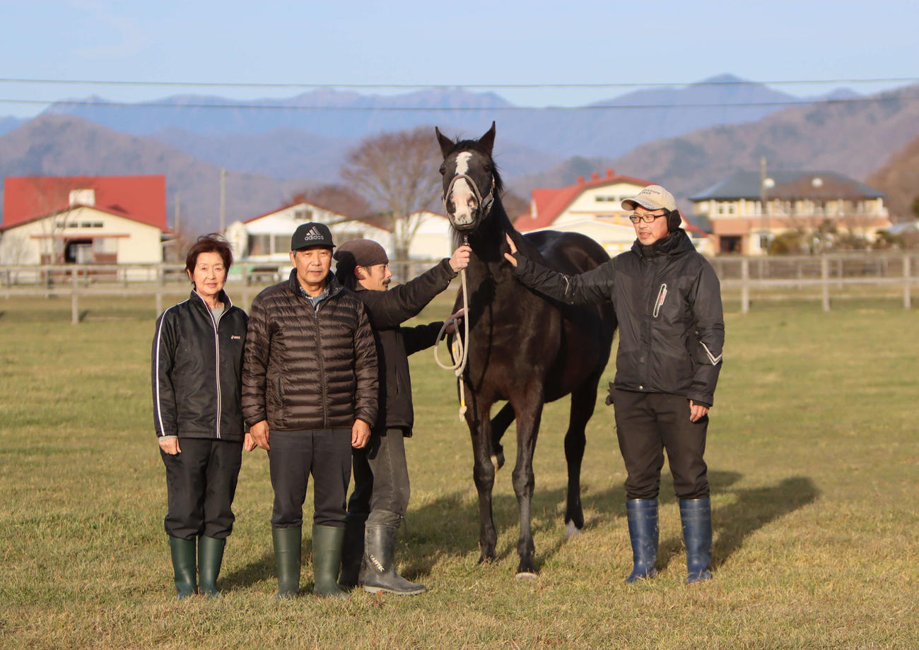 ペプチドナイルを生産した杵臼牧場の共同代表・鎌田正信さん（右端）（2023年12月撮影）