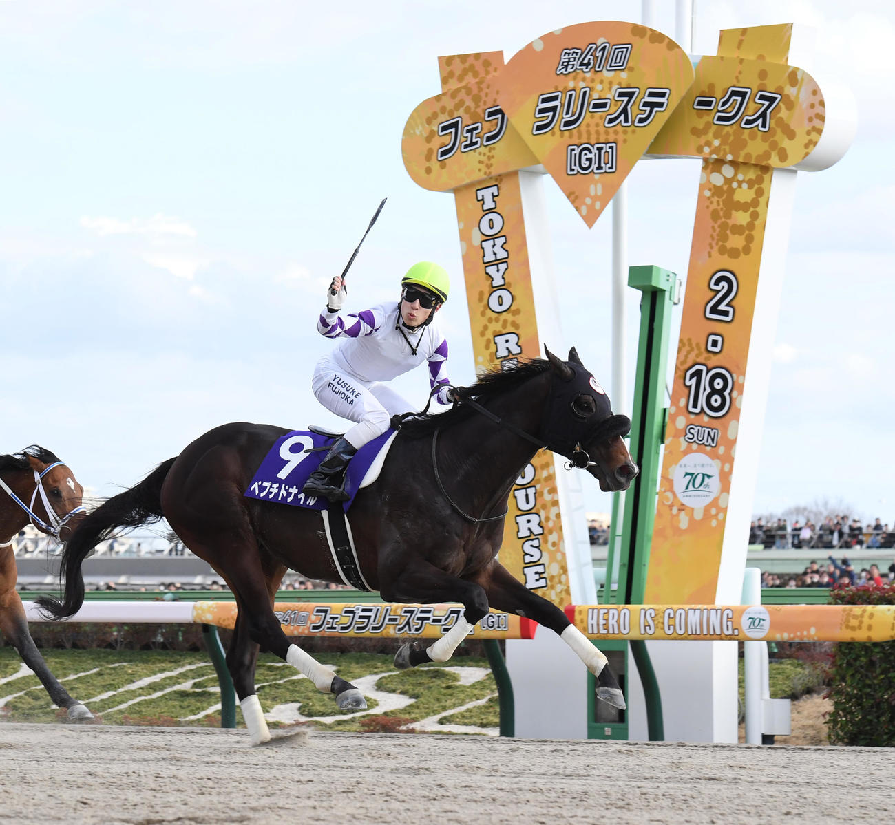 フェブラリーSを制したペプチドナイルの藤岡佑騎手はムチを上げる（撮影・柴田隆二）
