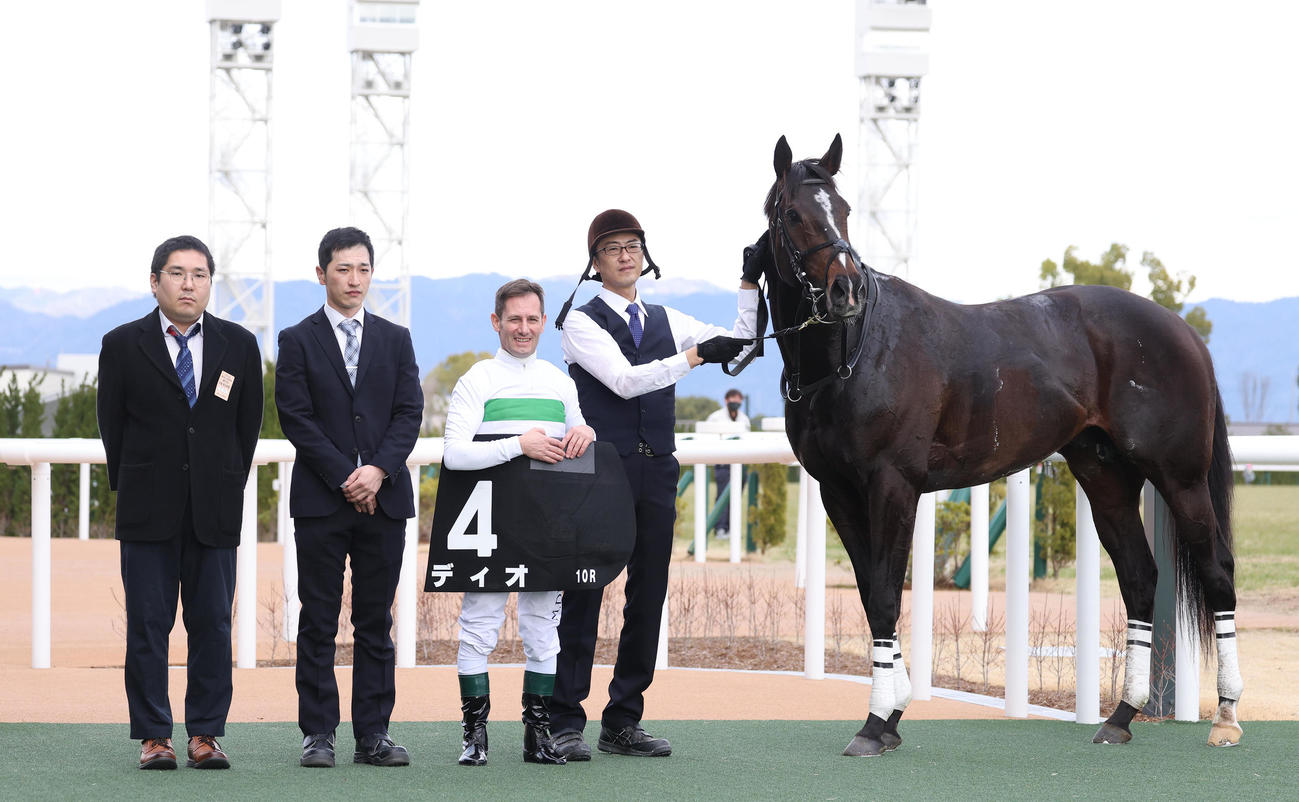 斑鳩Sを制したディオと口取りに並ぶM・デムーロ騎手（右から2人目）（撮影・白石智彦）