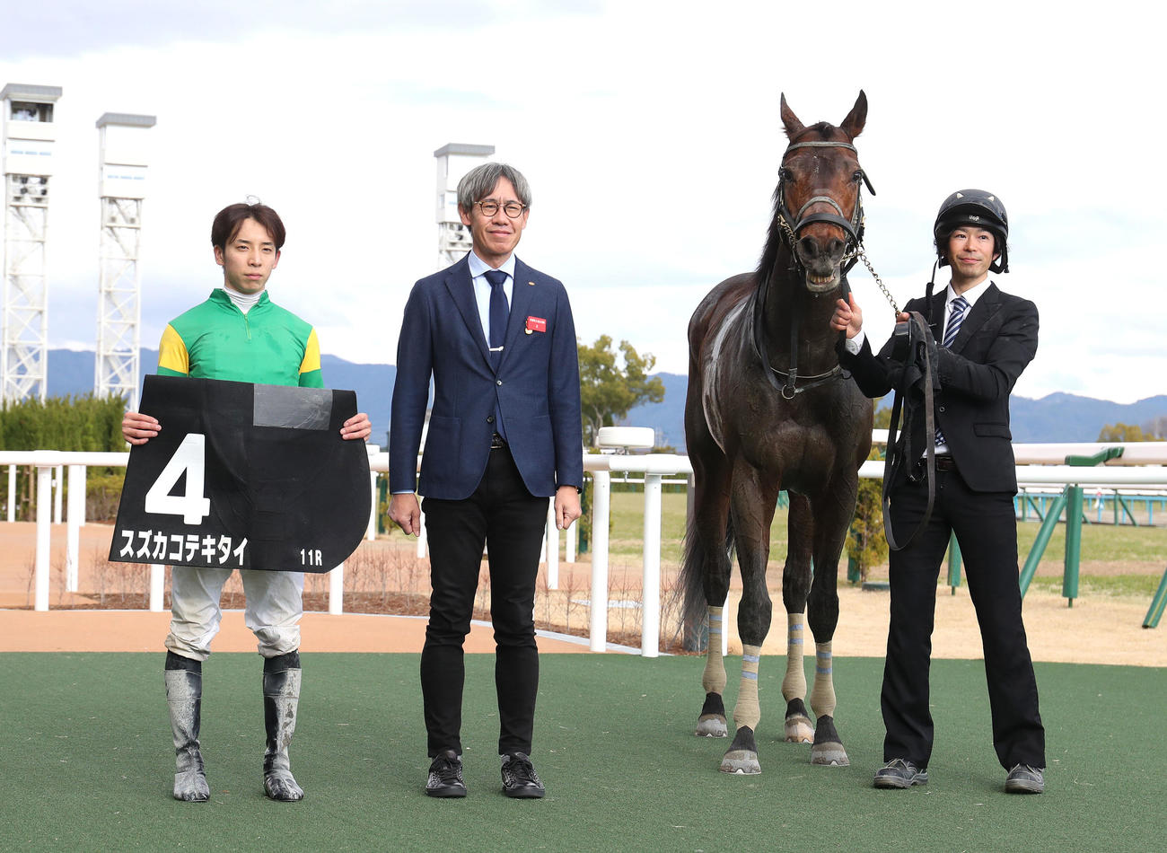 大和Sを制したスズカコテキタイと口取りに並ぶ団野騎手（左）（撮影・白石智彦）
