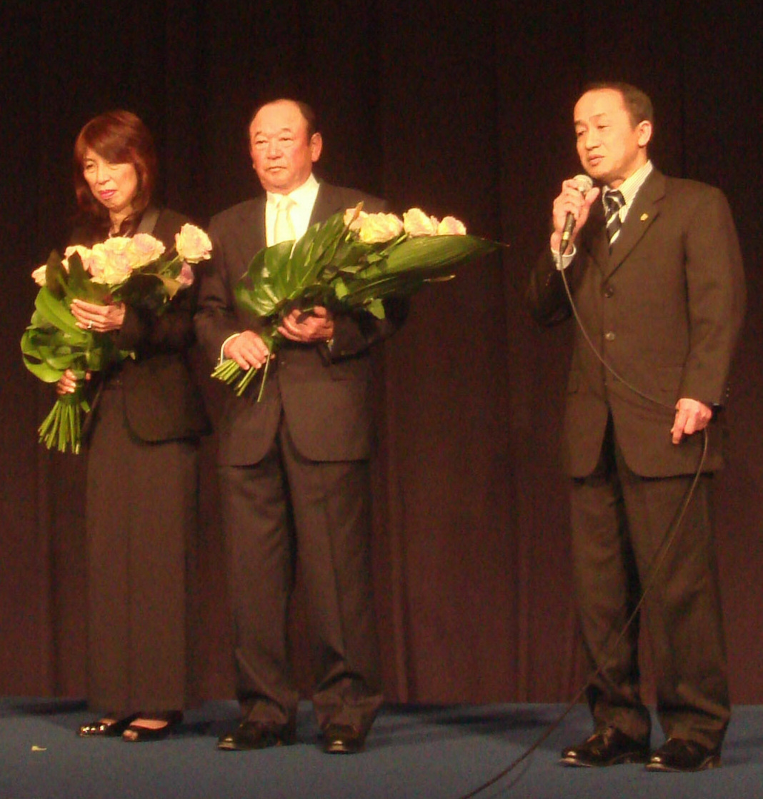 07年3月、引退記念パーティーで花束を手にする瀬戸口勉調教師（中央）と久美子夫人。右は加用正調教師