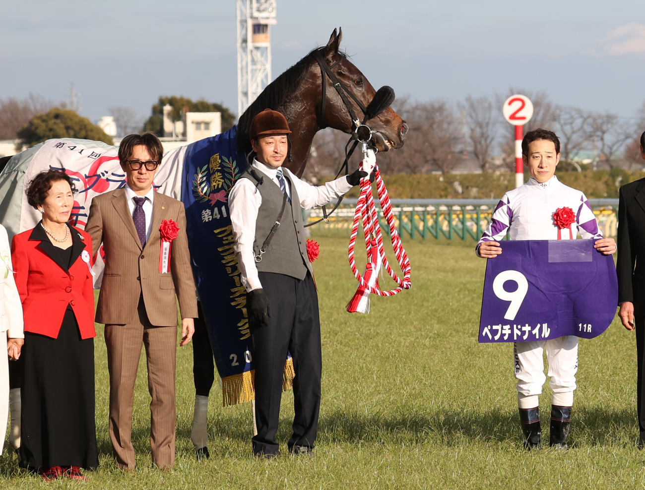 フェブラリーSを制したペプチドナイルと藤岡佑騎手（右端）、武英師（左から2人目）