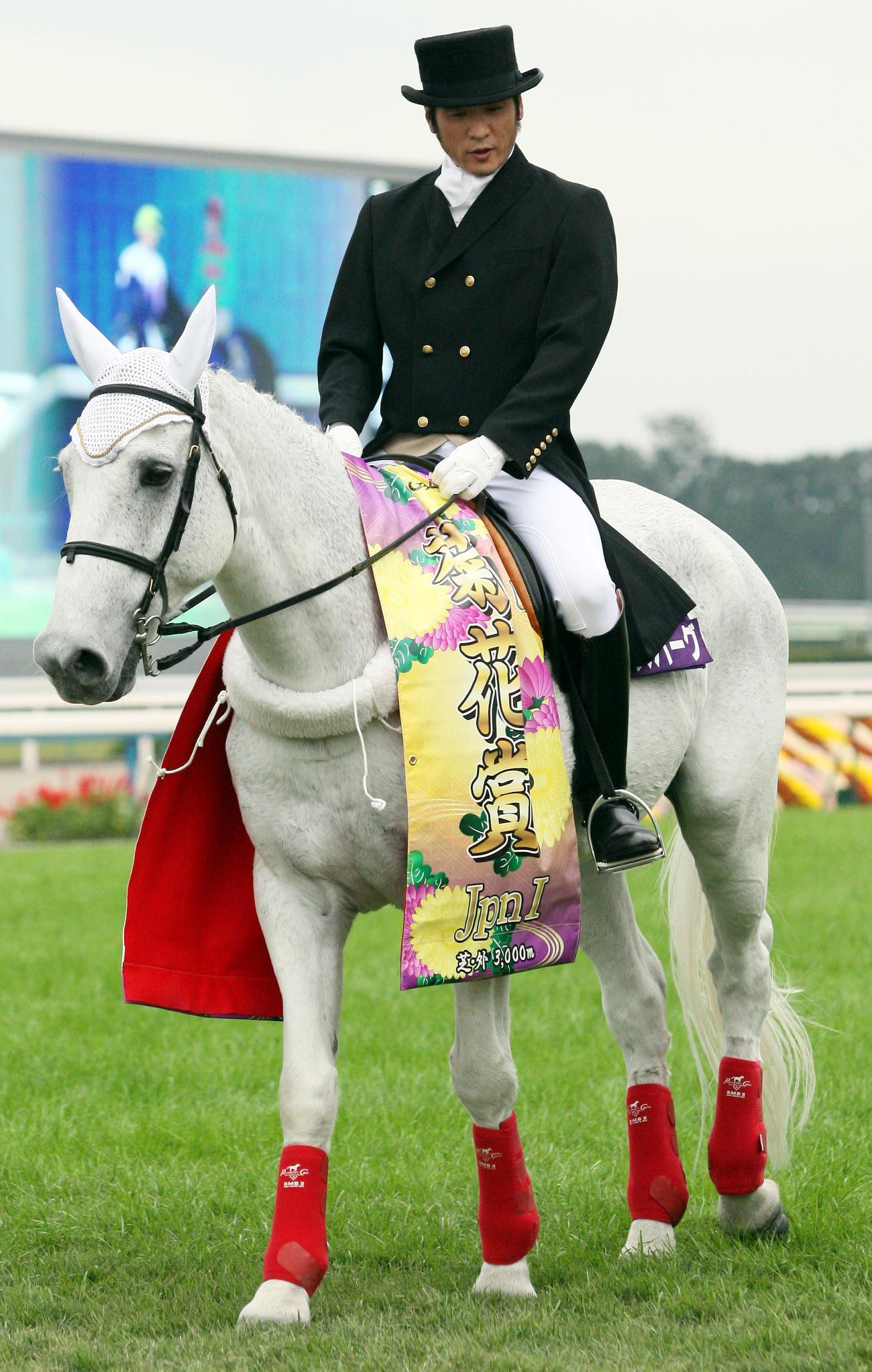 09年菊花賞、誘導馬アイスバーグに騎乗して馬場入りした吉川晃司