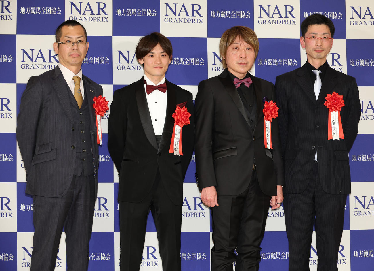 年度代表馬イグナイターの関係者。左から新子雅司調教師、笹川翼騎手、野田善己オーナー、武田裕次厩務員