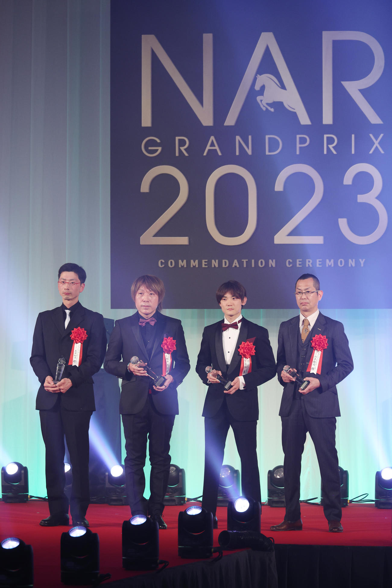 笹川翼騎手（左から3人目）ら年度代表馬イグナイターの関係者（撮影・中島郁夫）