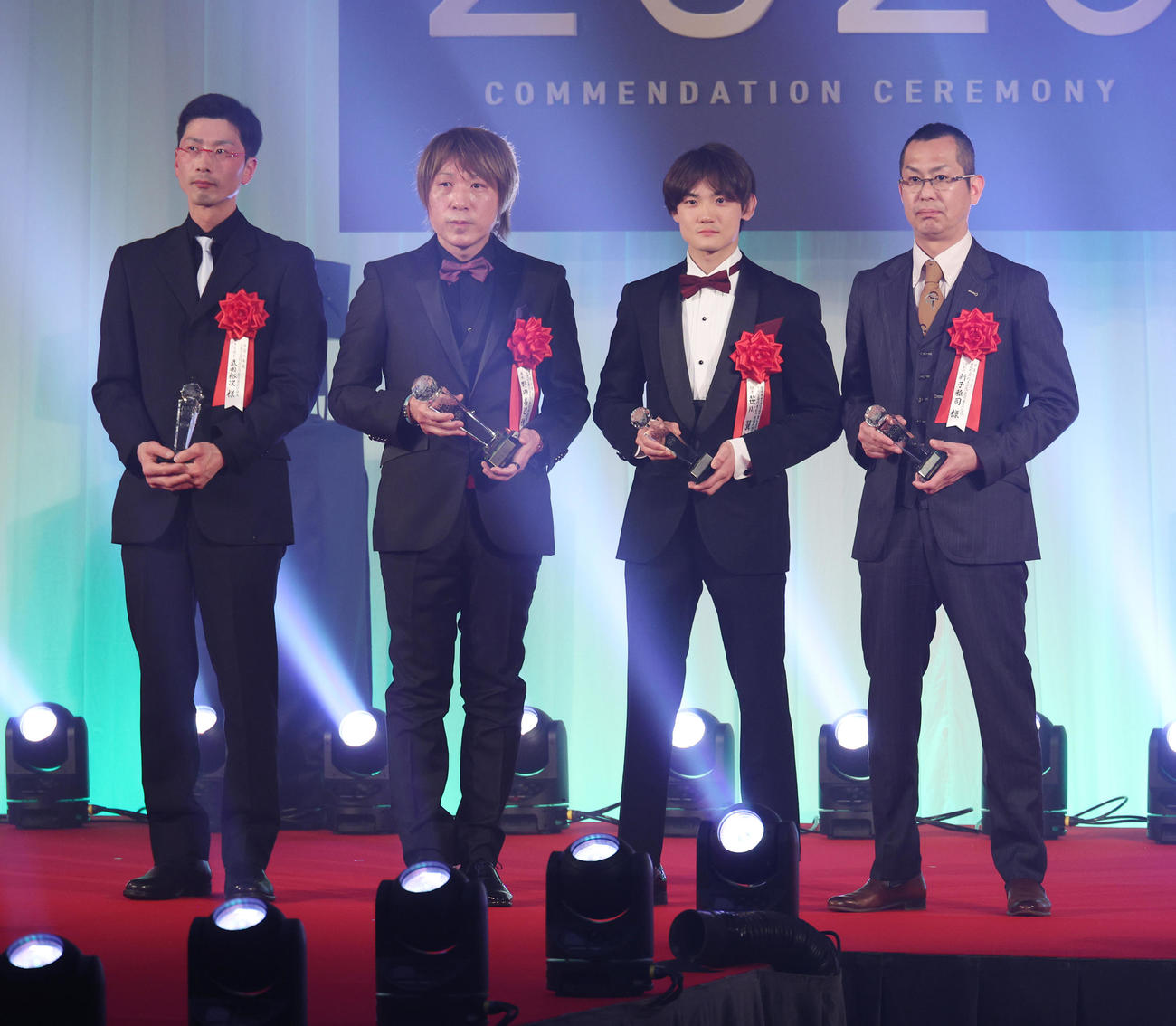 笹川翼騎手（左から3人目）ら年度代表馬イグナイターの関係者（撮影・中島郁夫）