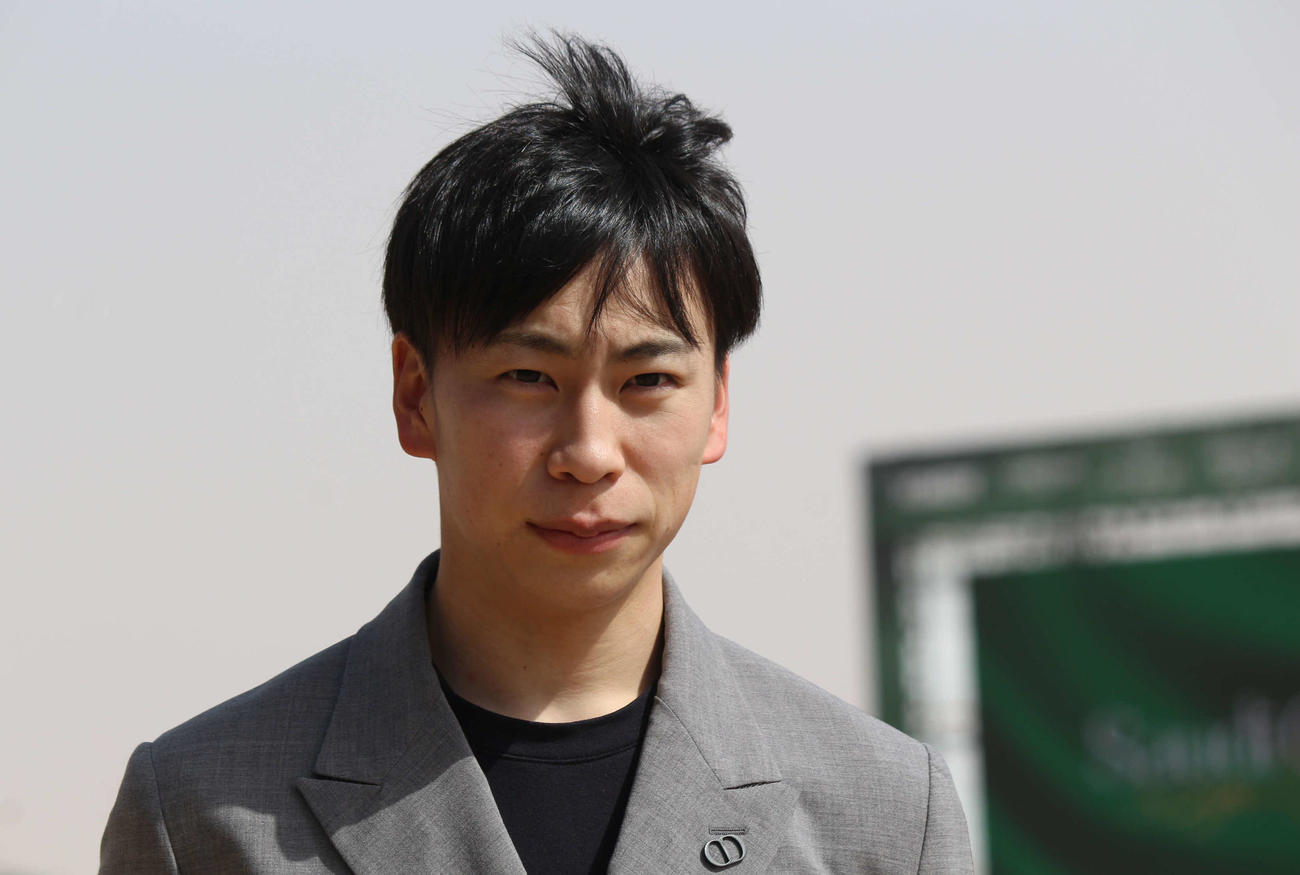22日朝、取材に応じた横山武騎手（撮影・木南友輔）
