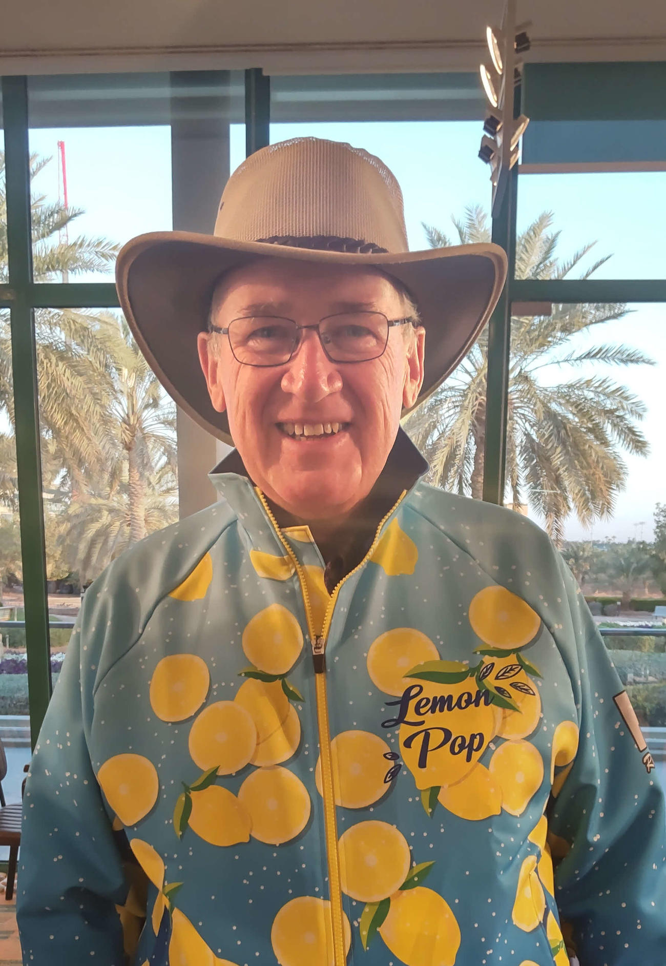 レモンポップのオリジナルジャケットを着たハリー・スウィーニィ氏（撮影・木南友輔）