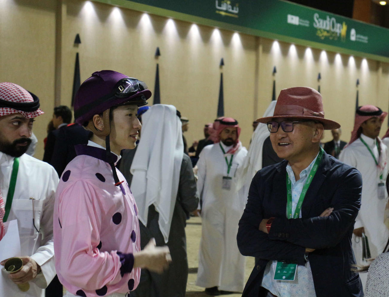 インターナショナルジョッキーズチャレンジ最終戦前に坂井騎手を激励する矢作師（撮影・木南友輔）