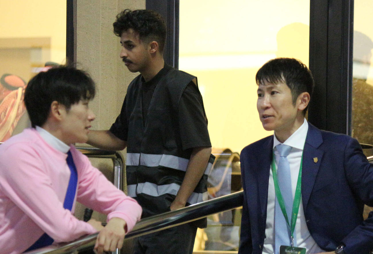 馬場傾向について話し合うレモンポップの田中博師（右）と坂井騎手（撮影・木南友輔）