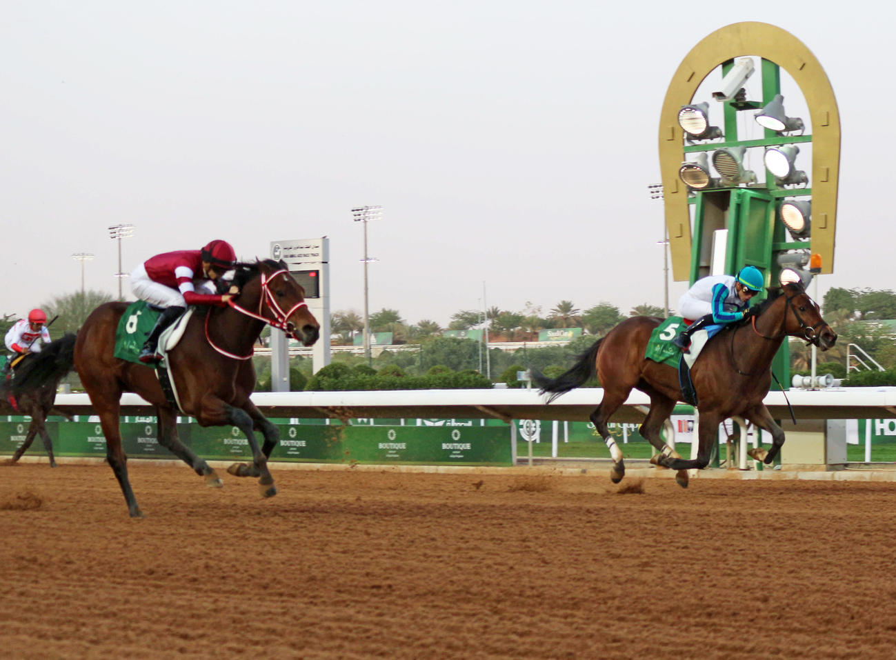 サウジダービーを制したフォーエバーヤング（左）（撮影・木南友輔）