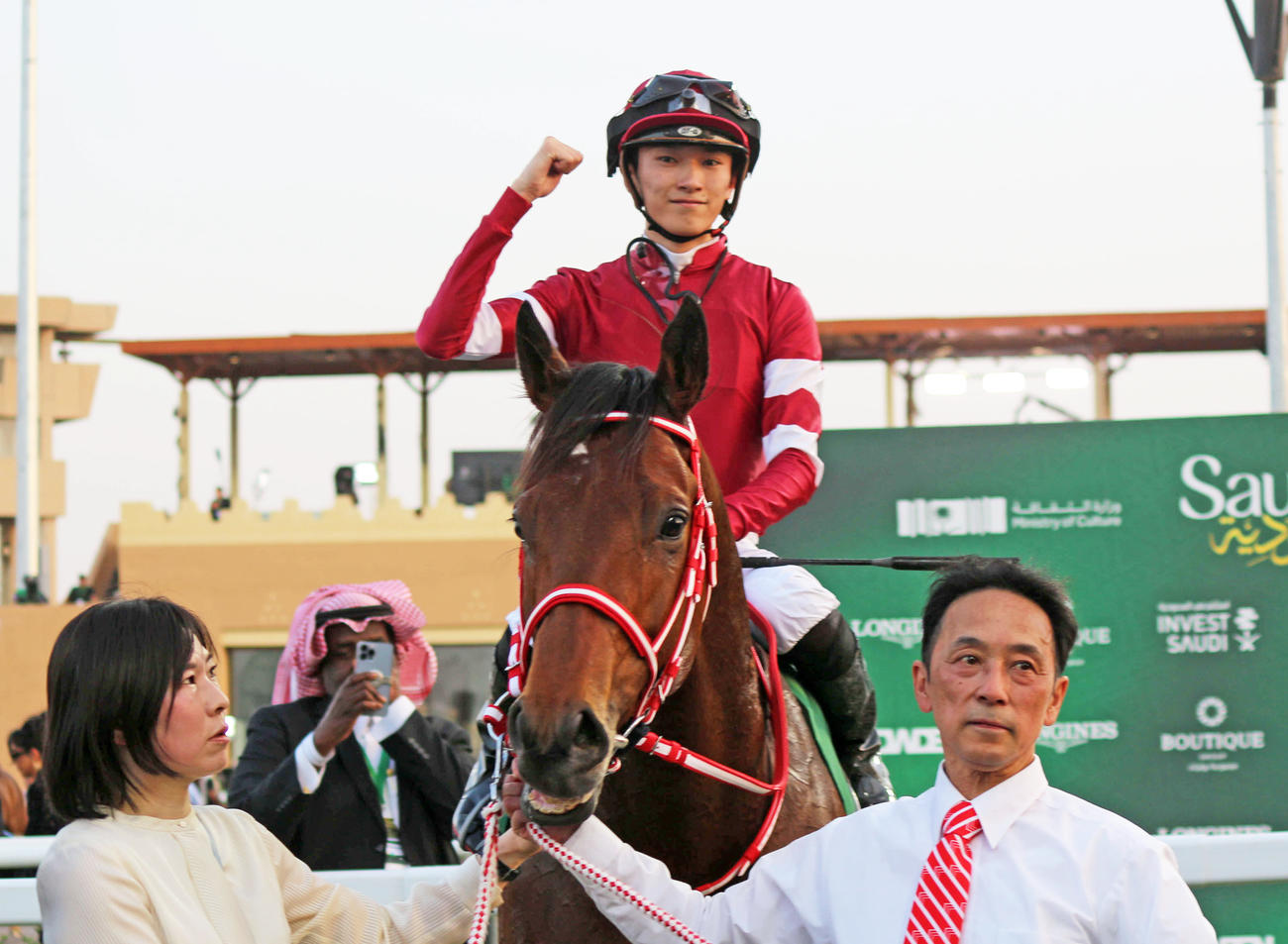 サウジダービーを制したフォーエバーヤングと坂井騎手（撮影・木南友輔）