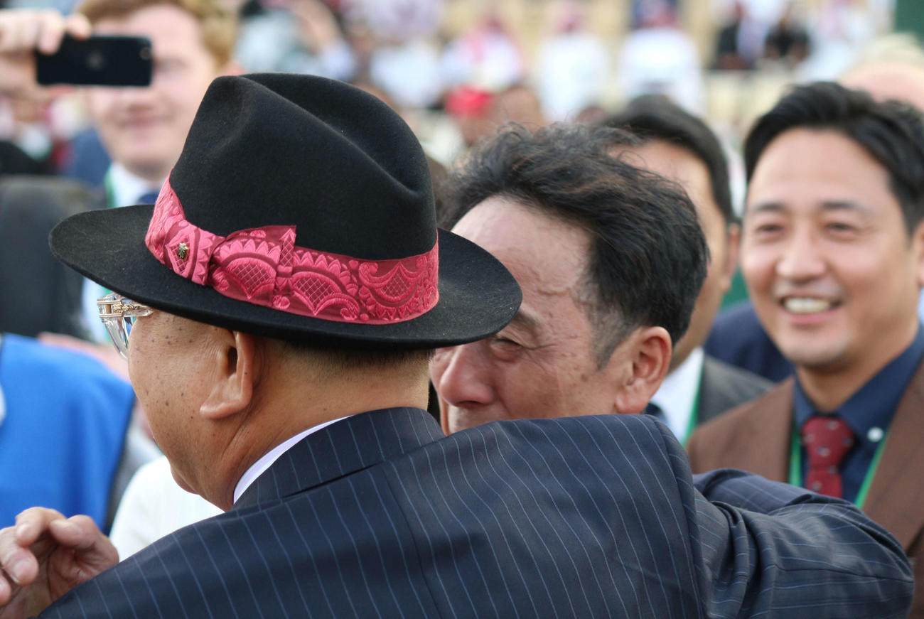 フォーエバーヤングの矢作師と渋田助手がサウジダービー制覇で涙の抱擁（撮影・木南友輔）