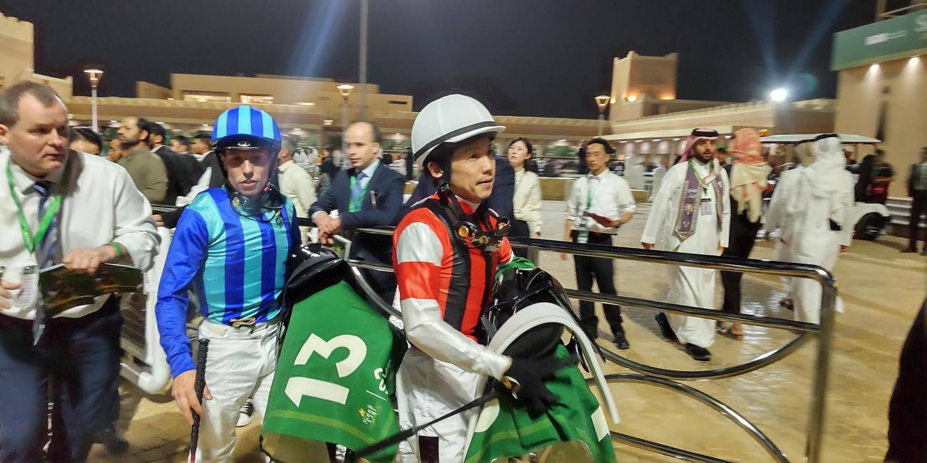 2着ララクリスティーヌのC・デムーロ騎手（左）と4着ウイングレイテストの松岡騎手（撮影・木南友輔）