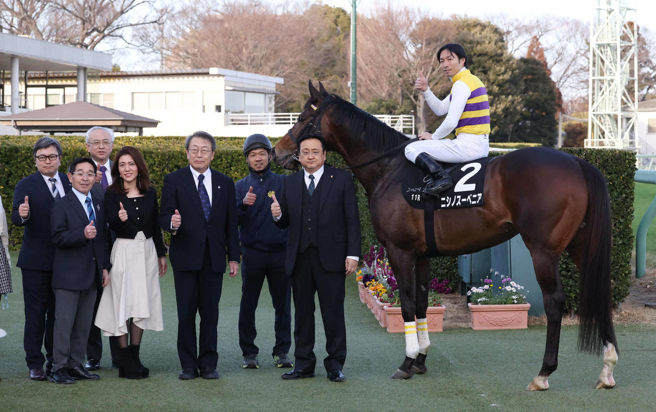 中山11R、幕張Sを快勝したニシノスーベニアの口取りをする西山氏、上原博師、大野騎手（撮影・丹羽敏通）