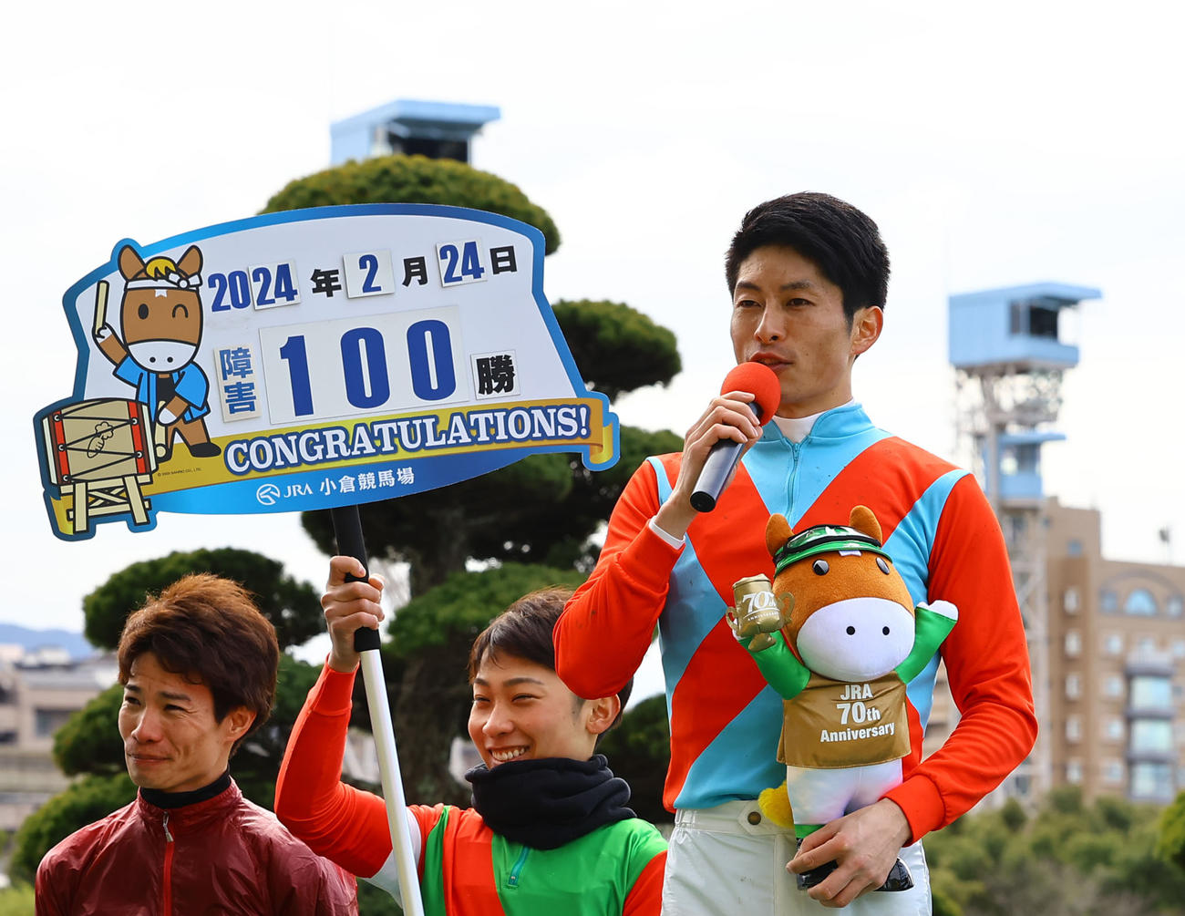 小倉4R、森一馬騎手はイフティファールで障害100勝を達成しインタビューに答える（撮影・藤尾明華）