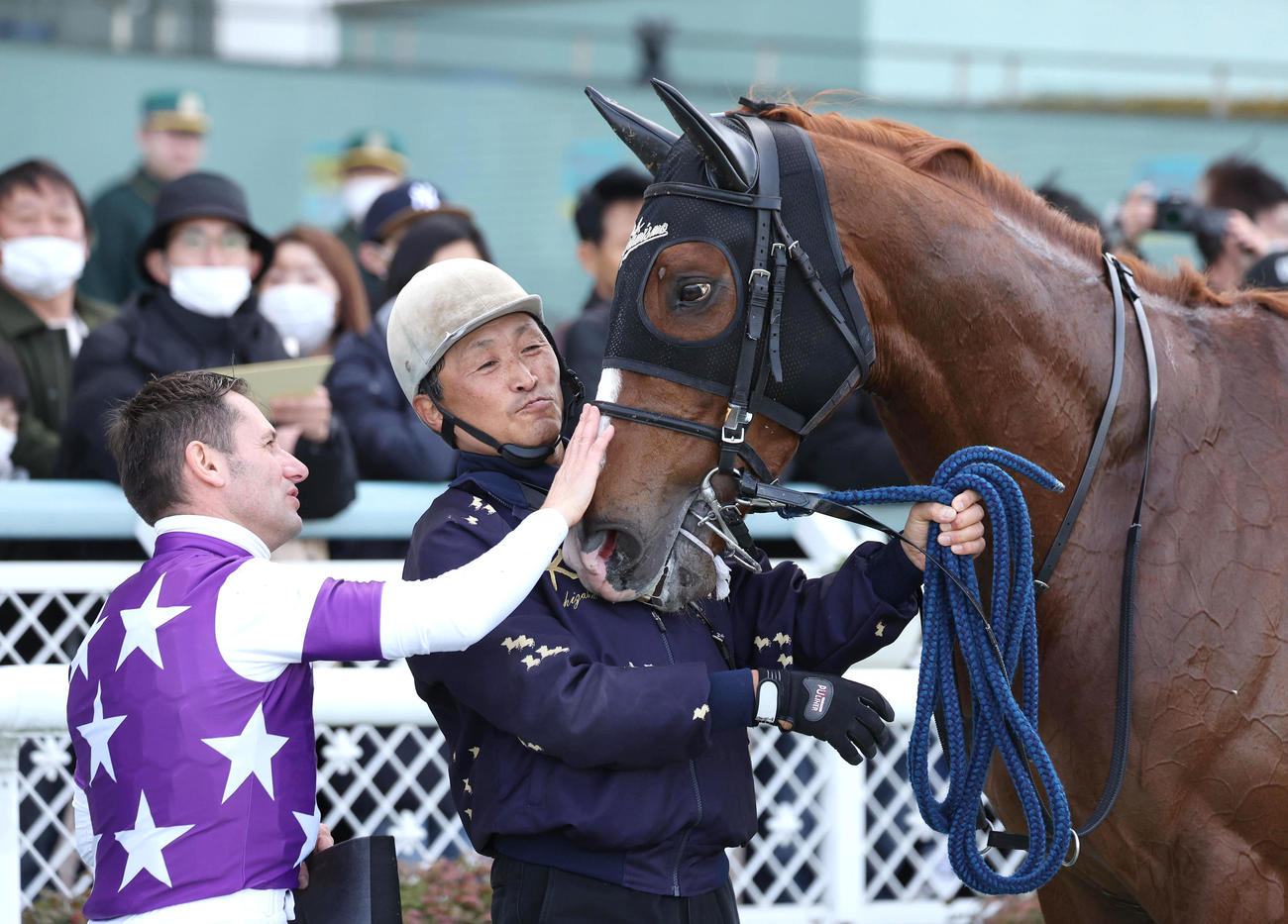 すみれSを制したサンライズアースをなでるM・デムーロ騎手（左）（撮影・白石智彦）