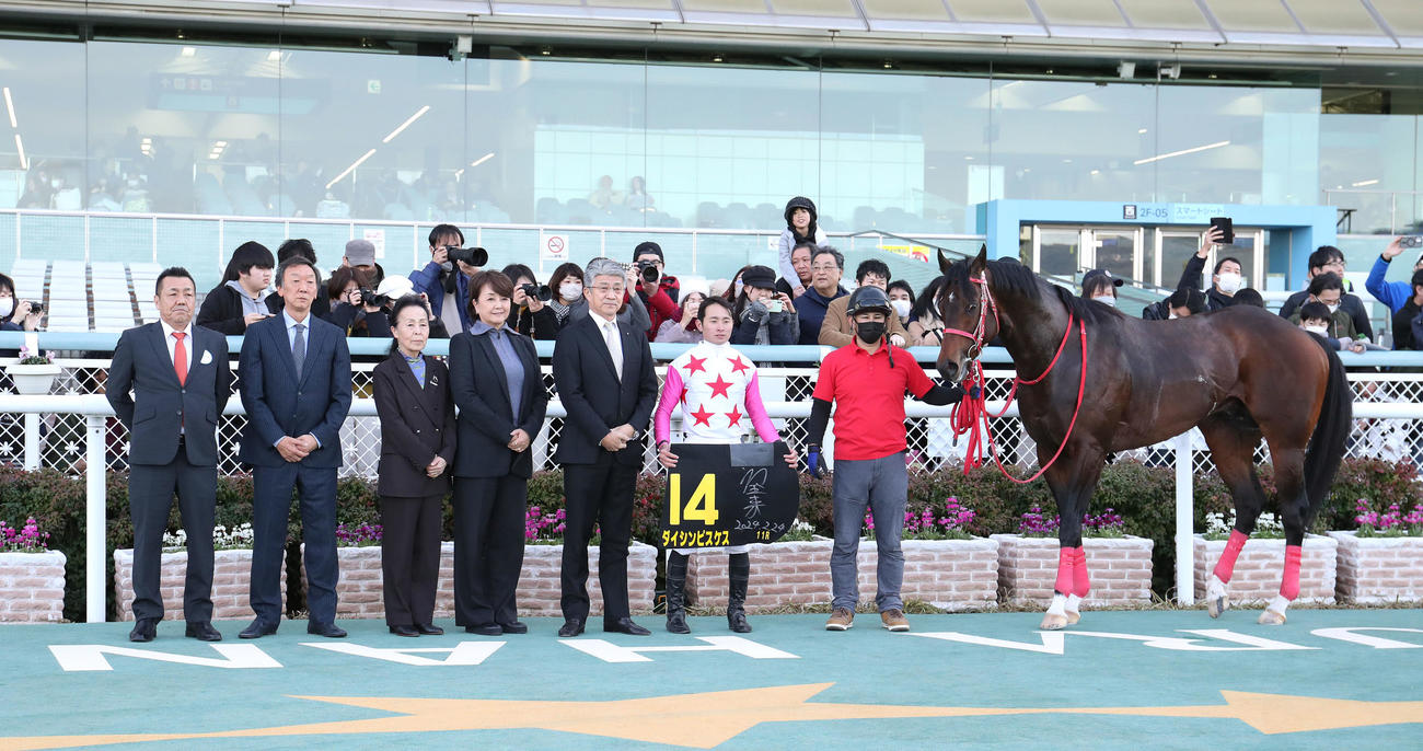 阪神11R、3連勝で仁川Sを制したダイシンピスケスと口取りに並ぶ岩田望騎手（右から2人目）（撮影・白石智彦）