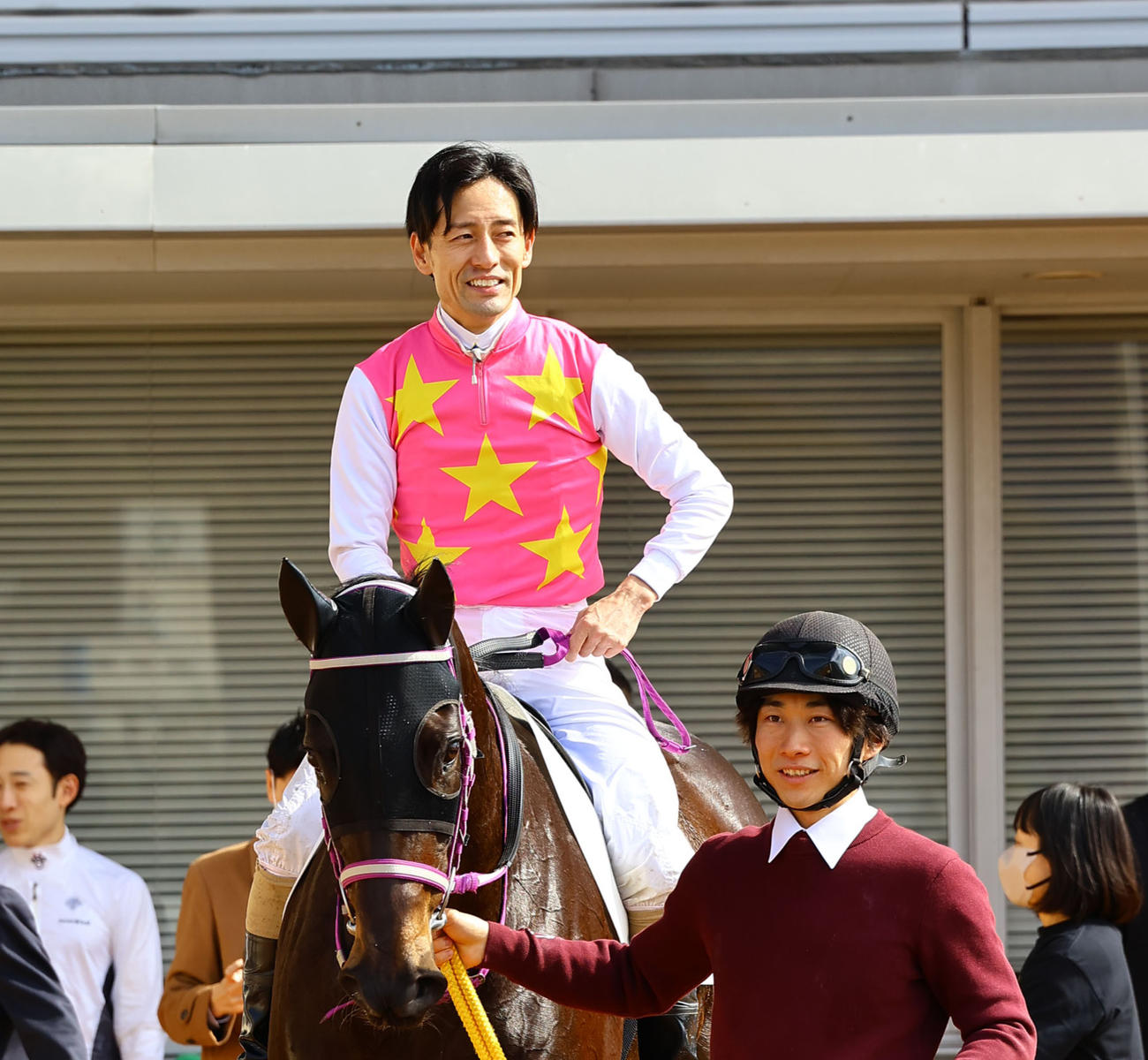 小倉3R、ジューンアースで1着を飾った秋山真一郎騎手（撮影・藤尾明華）