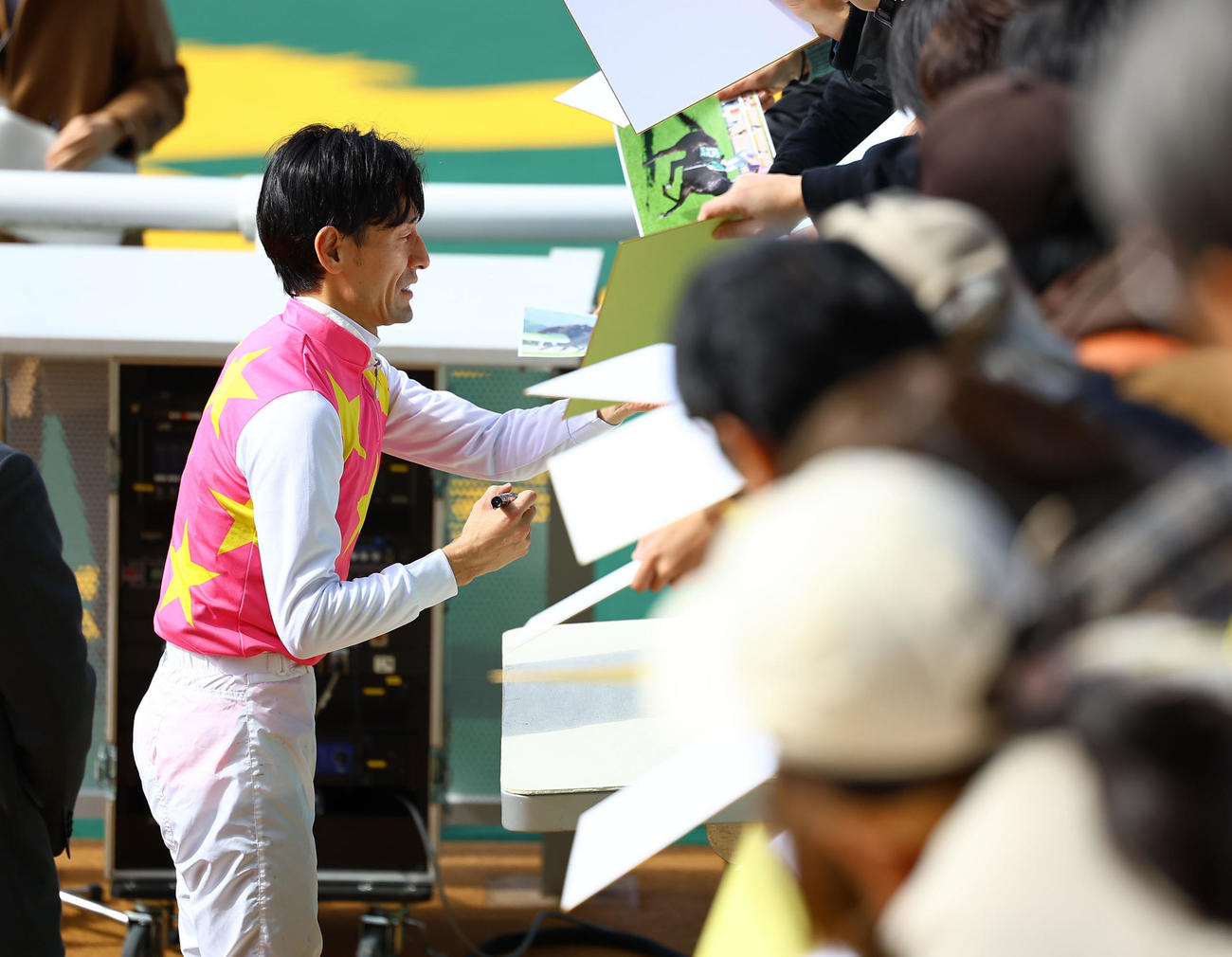 ファンにサインする秋山真一郎騎手（撮影・藤尾明華）
