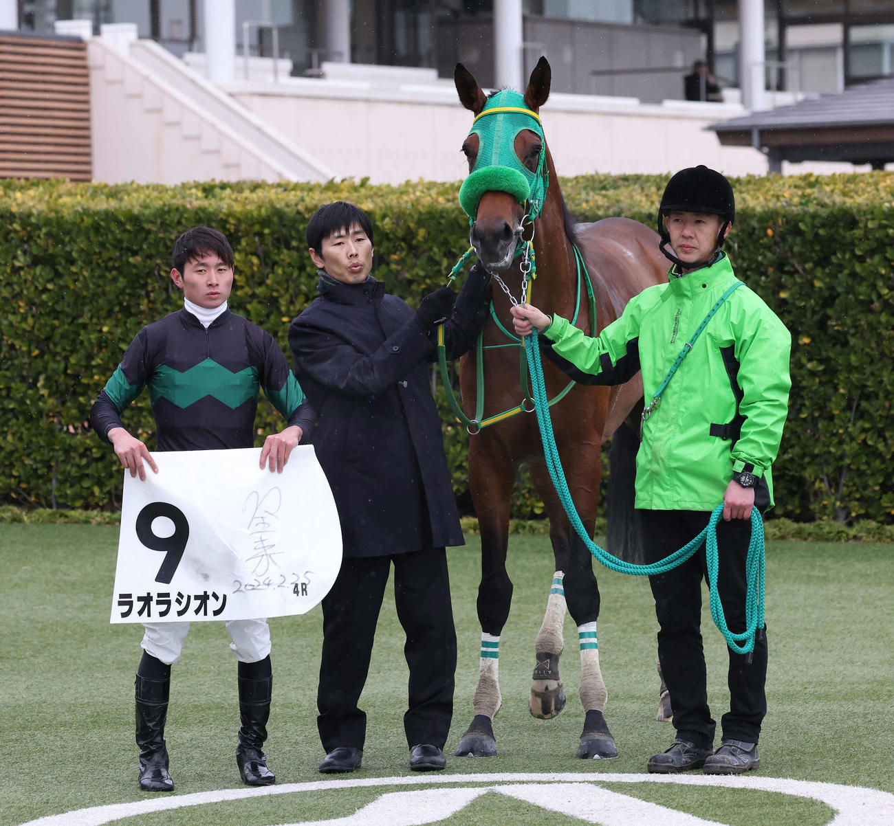 中山4R、3歳1勝クラスを制したラオラシオンの口取りをする岩田望騎手（撮影・丹羽敏通）