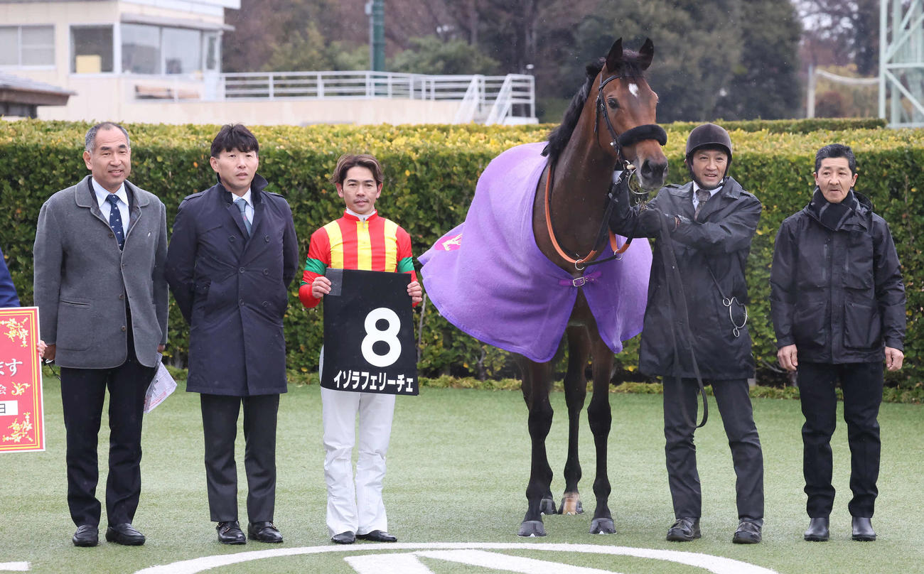 デイジー賞を制したイゾラフェリーチェの口取りをする戸崎騎手（撮影・丹羽敏通）