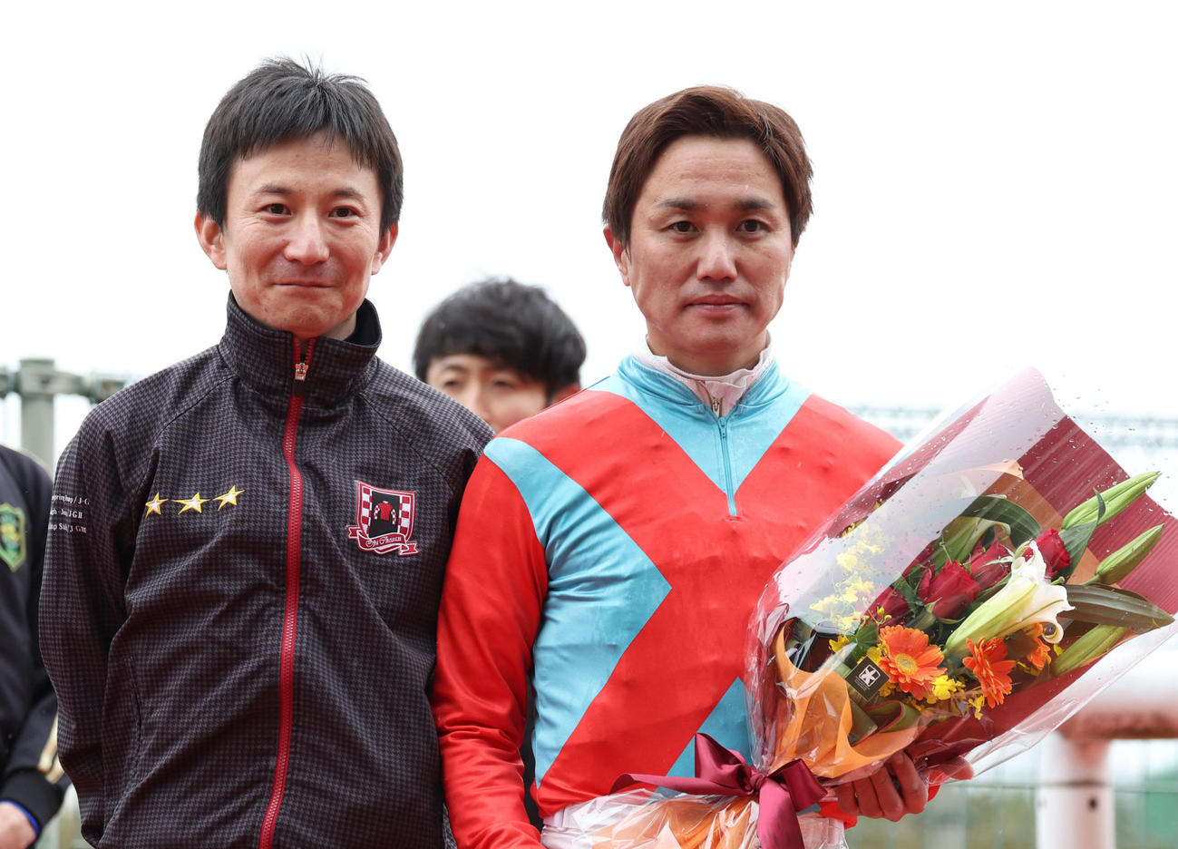 引退セレモニーで難波騎手（左）と記念写真に納まる川島騎手（撮影・白石智彦）