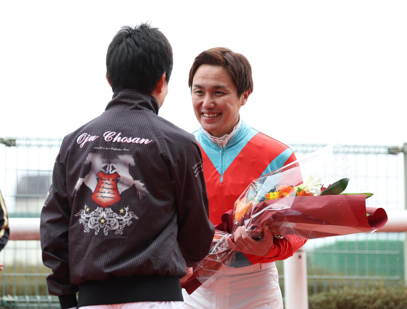引退セレモニーで難波騎手（左）から花束を受け取る川島騎手（撮影・白石智彦）