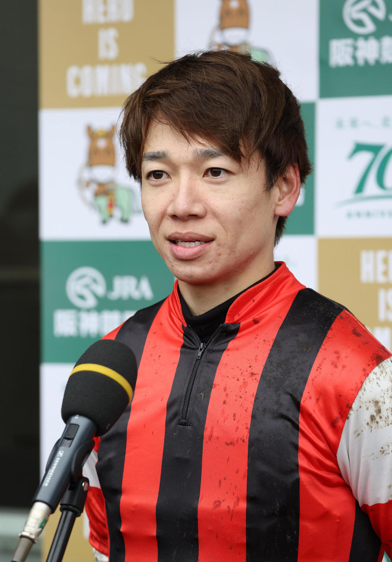 共同インタビューに答える松山騎手（撮影・白石智彦）