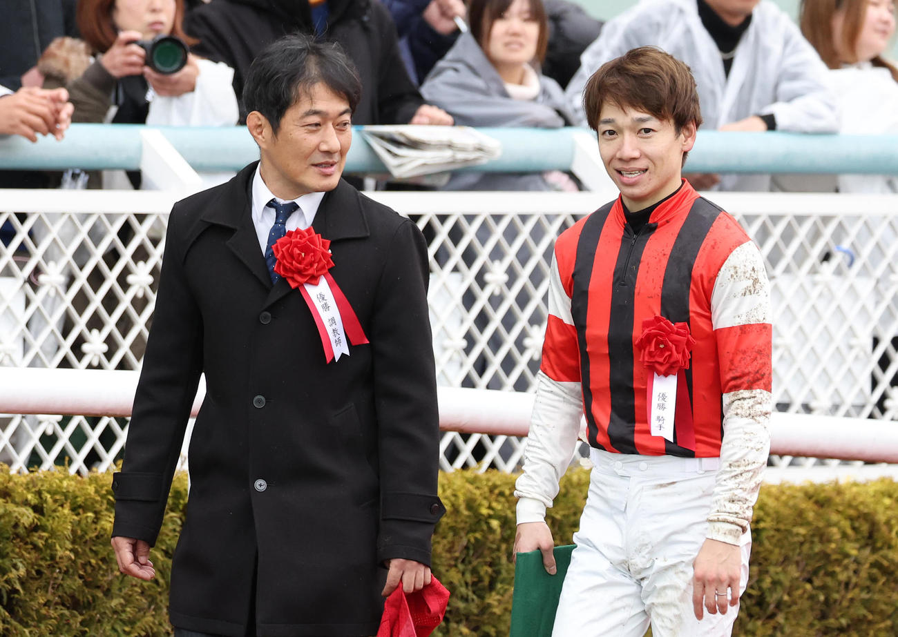 会話を交わしながらウイナーズサークルへ向かう深山師（左）と松山騎手（撮影・白石智彦）