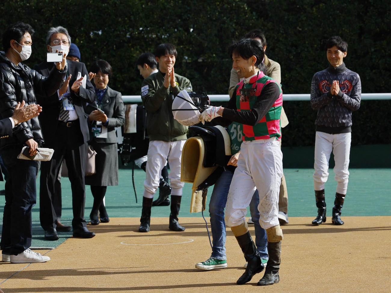 小倉11R下関S　現役最後の騎乗を終え、関係者に拍手で迎えられる秋山騎手（撮影・藤尾明華）