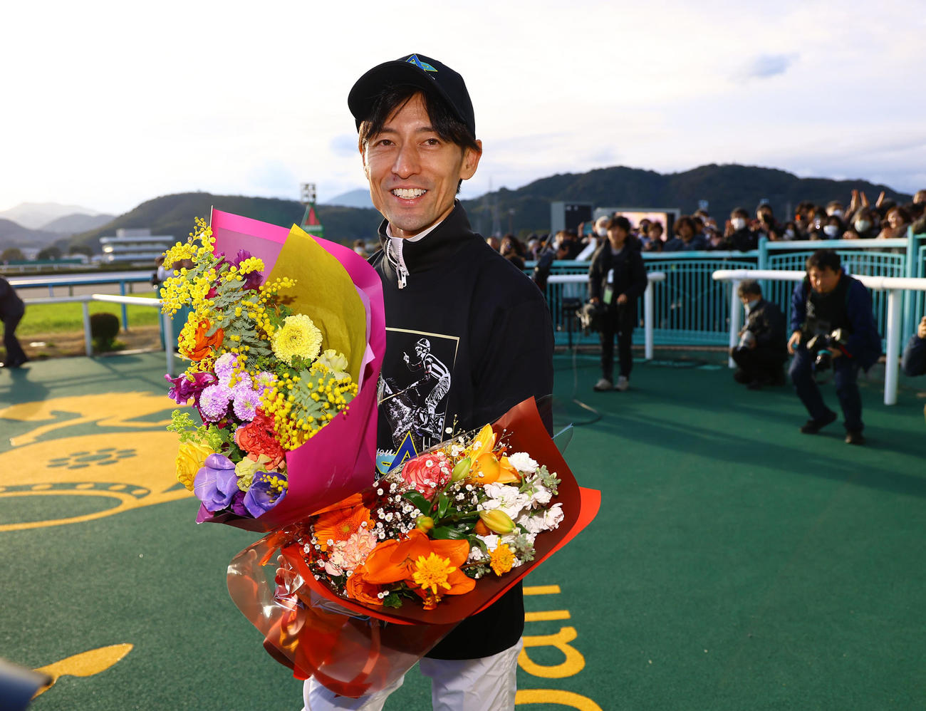 引退式を終え、笑顔を見せる秋山真騎手（撮影・藤尾明華）