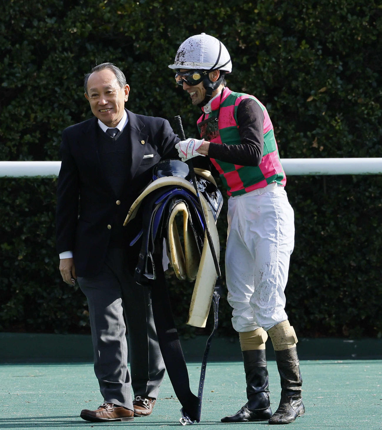 小倉11R下関S　現役最後の騎乗を終え、谷師（左）にねぎらいを受ける秋山騎手（撮影・藤尾明華）