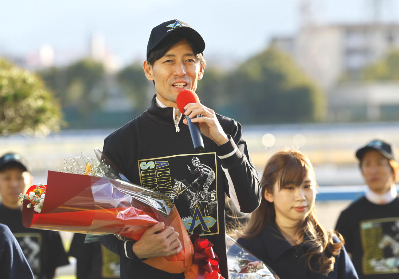 引退式でインタビューに答える秋山真一郎騎手（撮影・藤尾明華）