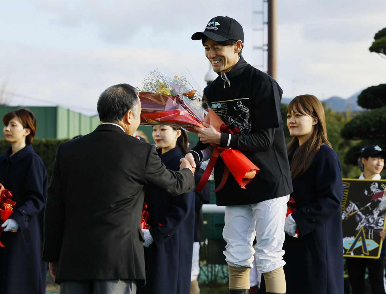 引退式で父忠一さんから花束を贈られる秋山真一郎騎手（撮影・藤尾明華）