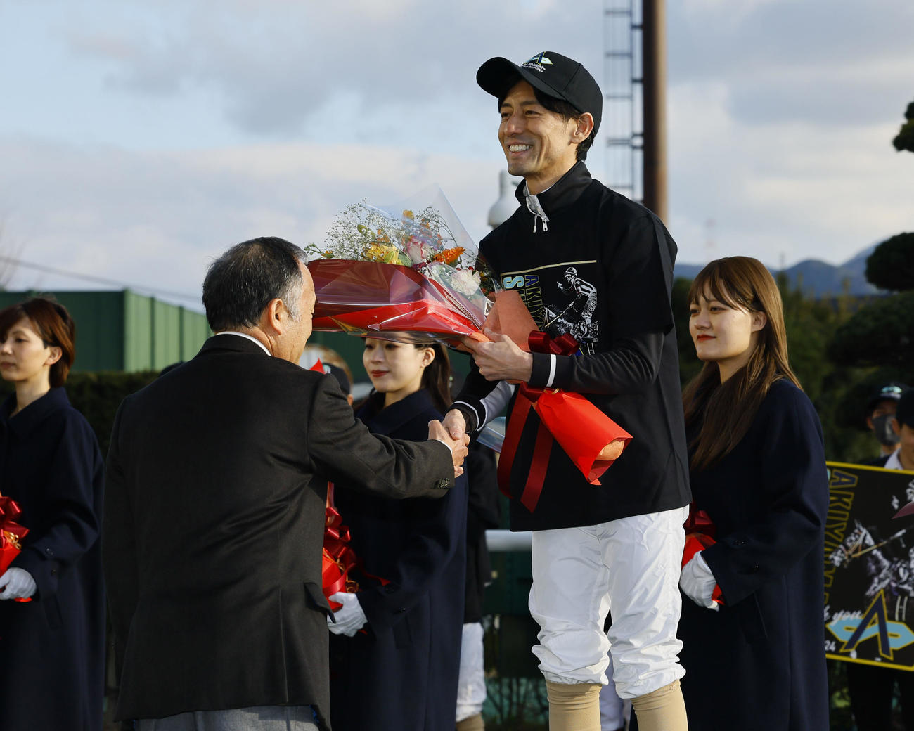 引退式で父忠一さんから花束を贈られる秋山真一郎騎手（撮影・藤尾明華）