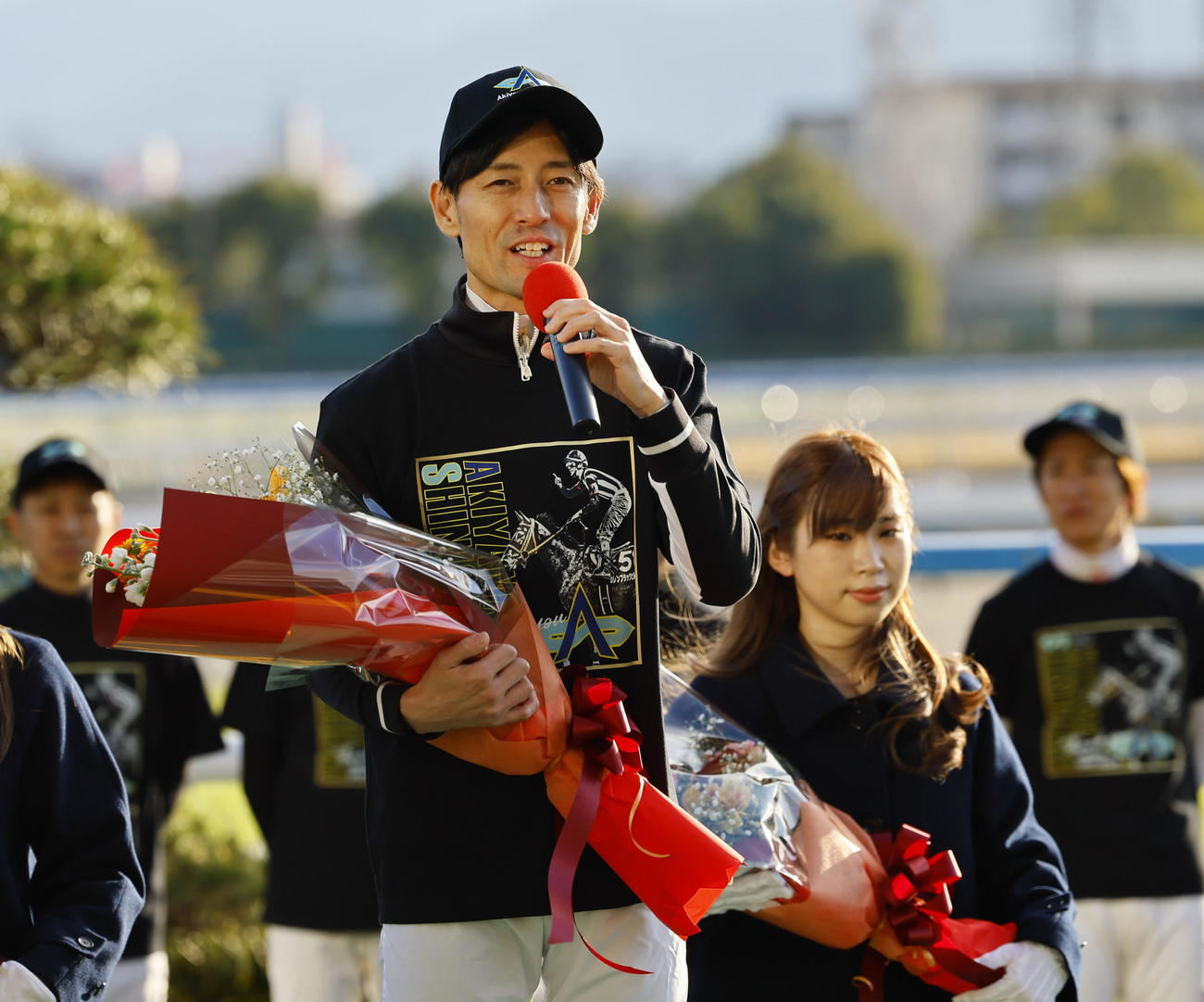引退式でインタビューに答える秋山真一郎騎手（撮影・藤尾明華）