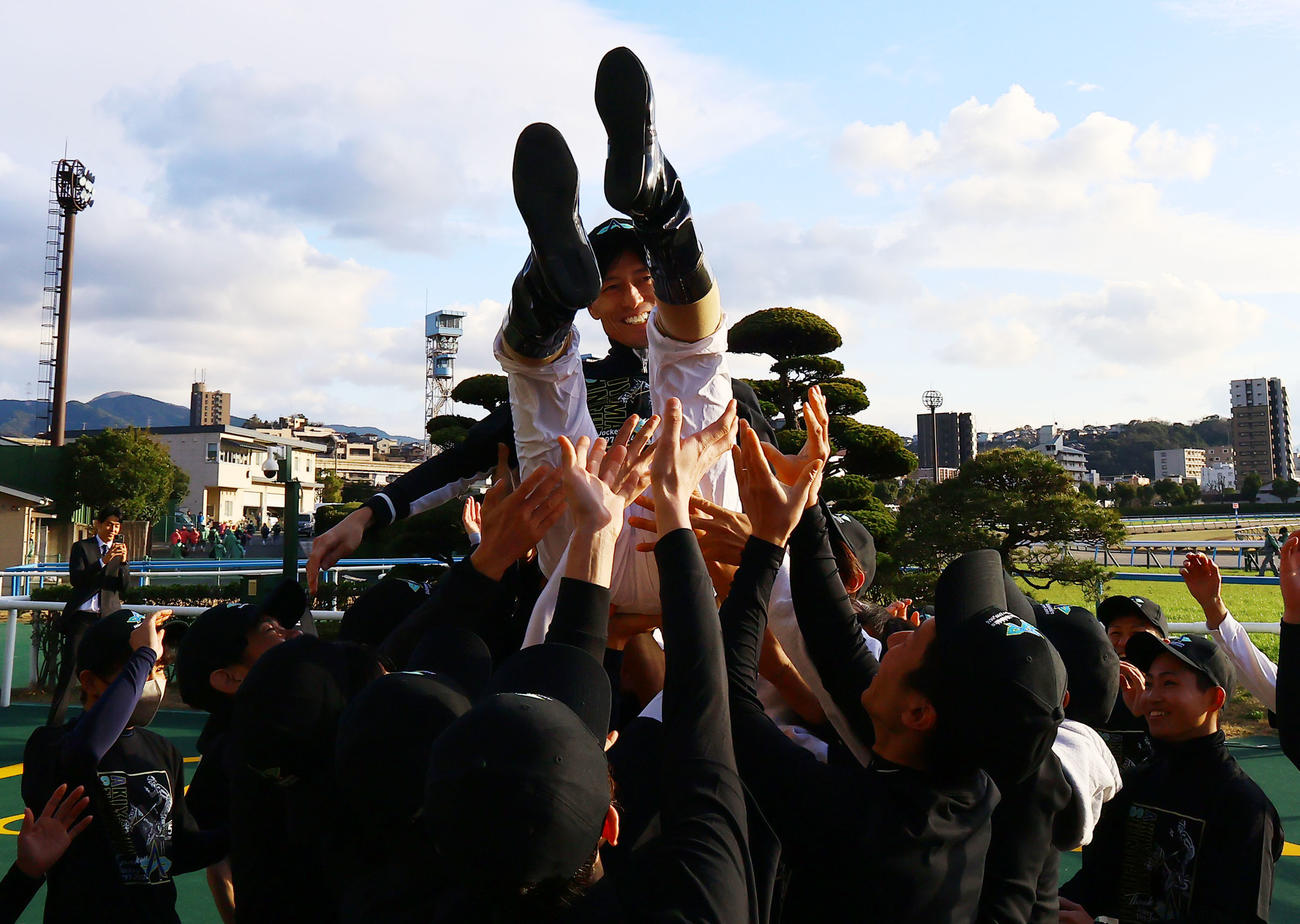 引退式を終え、胴上げされる秋山真一郎騎手（撮影・藤尾明華）