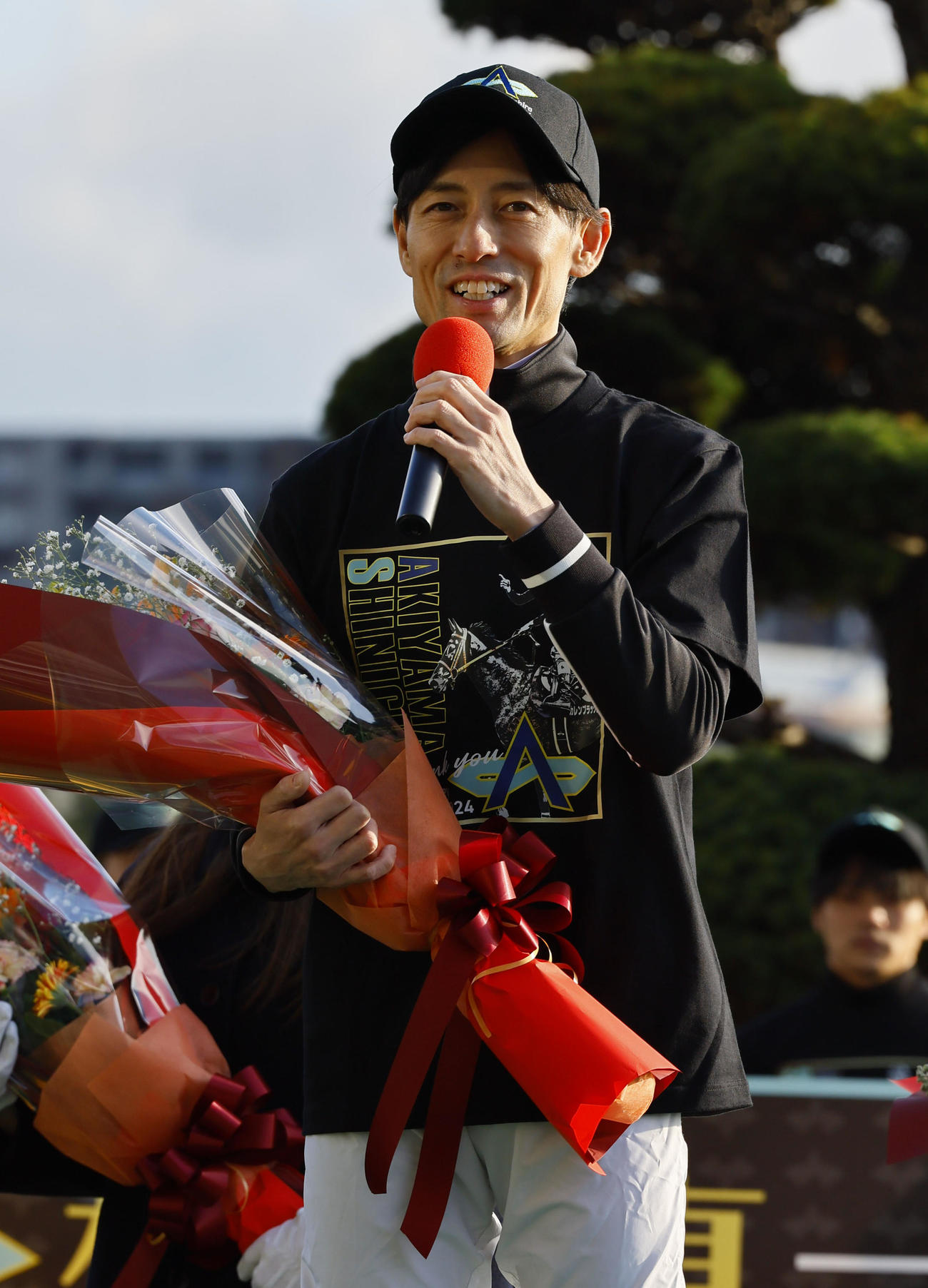 引退式でインタビューに答える秋山真一郎騎手（撮影・藤尾明華）