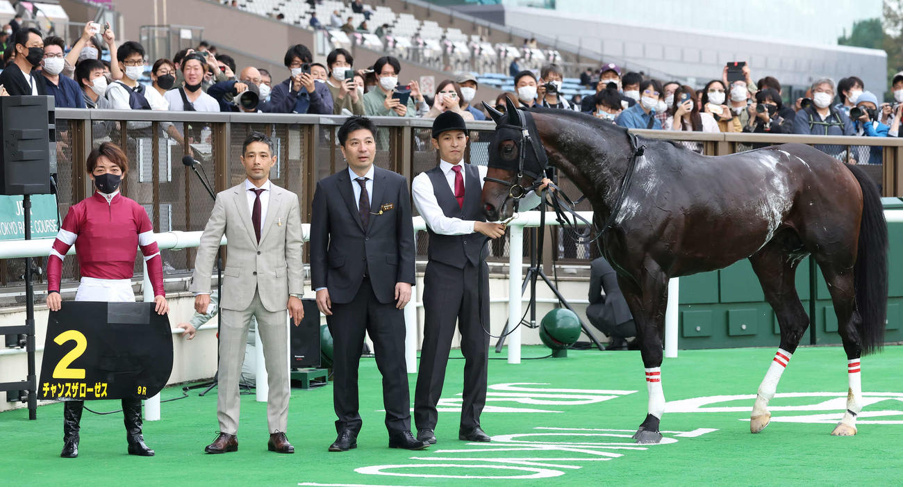 22年10月、チャンスザローゼスの口取りをする川田騎手（左端）と藤田オーナー（左から3人目）