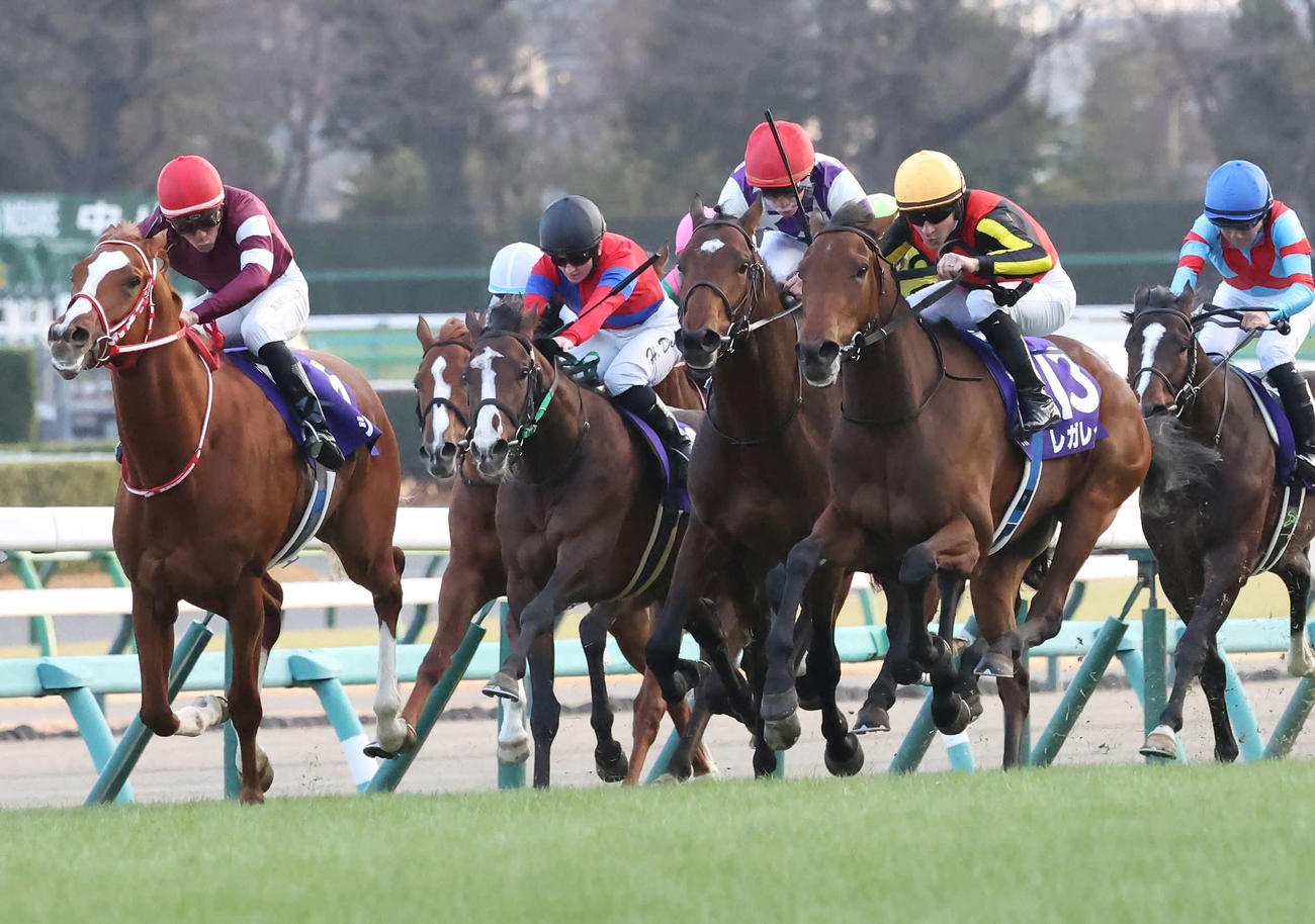 ホープフルSで2着に入ったシンエンペラー（左端）。右から2頭目は勝ったレガレイラ