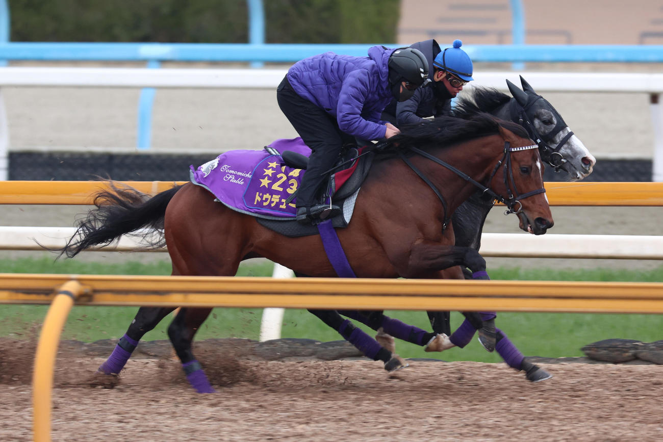 併せ馬で始動したドウデュース（左）