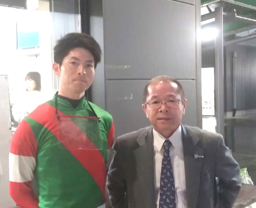 ラプタスの松永昌師（右）にとっては最後の重賞参戦。愛弟子の森一騎手が手綱を取った