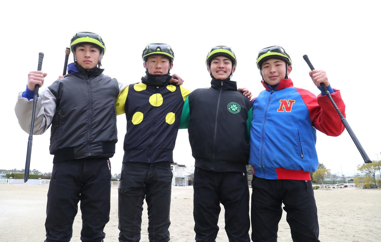 肩を組むルーキーの左から、吉村騎手、高杉騎手、柴田裕騎手、橋木騎手（撮影・白石智彦）