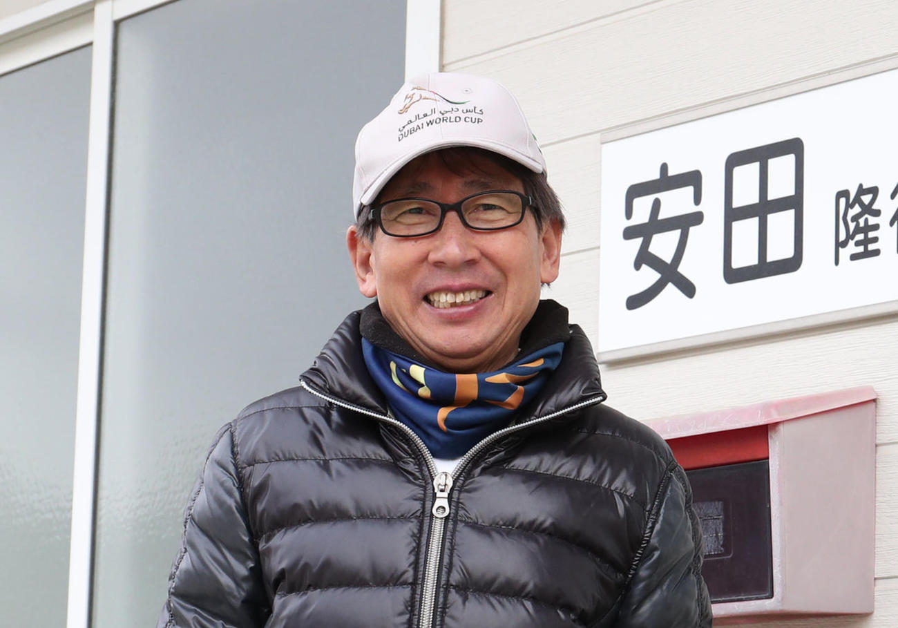笑顔を見せる安田隆師（撮影・白石智彦）