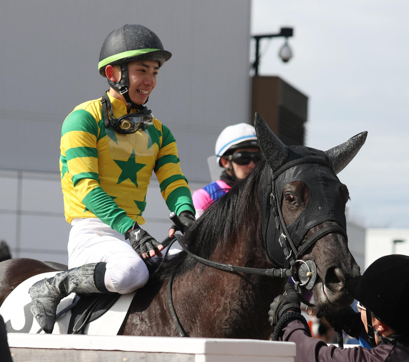 中山1Rで2着オオゾラヒバリと長浜騎手（撮影・柴田隆二）